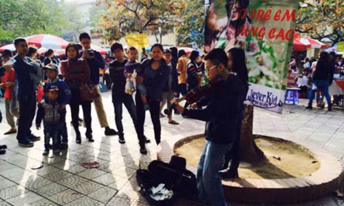 Me be trai choi dan tren pho di bo xin loi CA Ha Noi