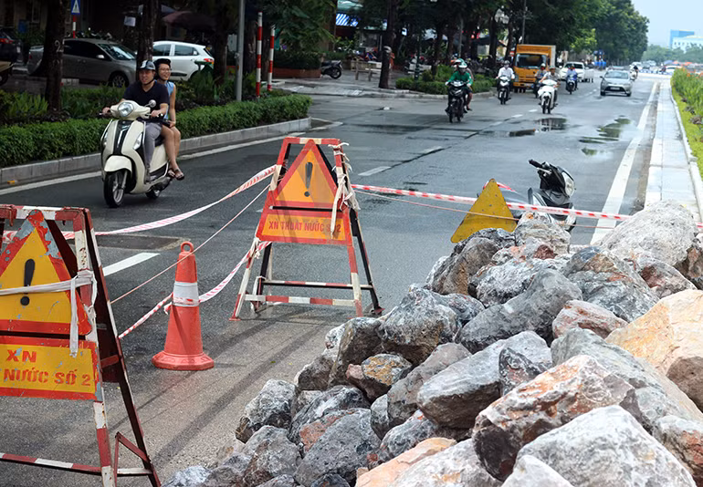 Người tham gia giao thông lo sợ vết sạt lở đang ngày càng ăn sâu vào phía đường nhựa.
