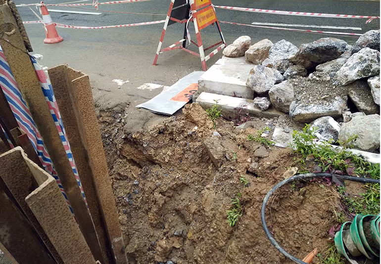 Tuy nhiên, do mấy ngày nay Hà Nội liên tục xuất hiện những cơn mưa dông, kéo dài nên đất vẫn tiếp tục bị sạt lở và có dấu hiệu ăn sâu vào phía đường nhựa.