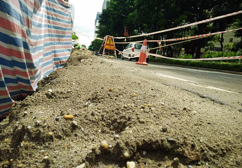Cát được đơn vị thi công đổ xuống chỗ bị sạt sát mép đường nhựa nhưng bị nước mưa cuốn chảy xuống phía mương rất nhiều.