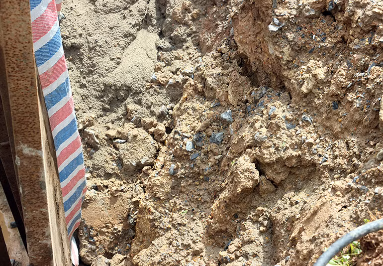 Vùng bị sạt lở tiếp tục có dấu hiệu ăn sâu vào đường nhựa. "Nếu các cơ quan chức năng không khắc phục nhanh sẽ rất nguy hiểm cho người tham gia giao thông vì đường ngày càng bị sạt lở, ăn sâu vào bên trong", anh Ngọc Thắng (người dân) bày tỏ.