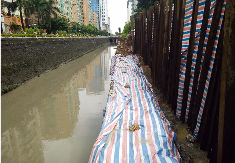 Khu vực bị sạt lở mới chỉ xây được một chút và sử dụng bạt che đậy để tránh mưa.