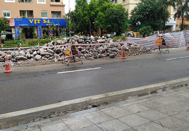 Toàn cảnh khu vực bị sạt lở trên đường Nguyễn Cơ Thạch.
