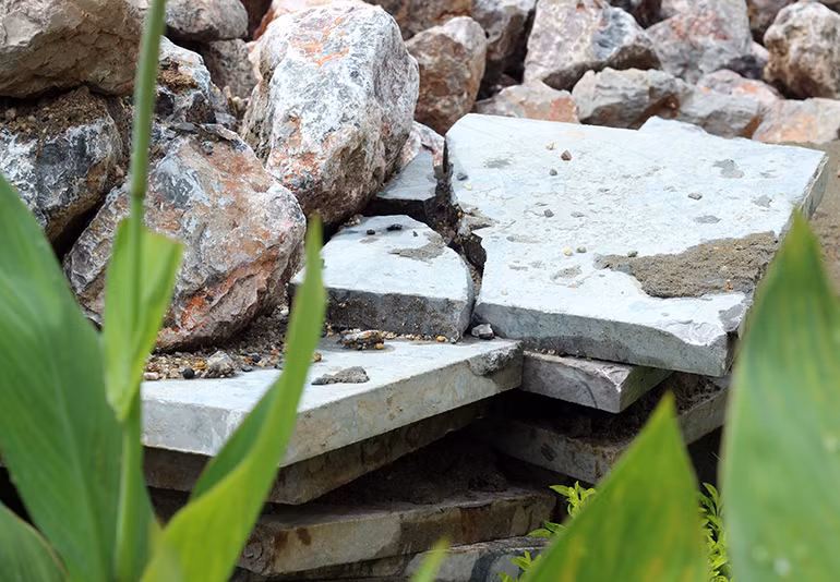 Đá được chất đống giữa đường để phục vụ thi công sửa chữa sự cố.