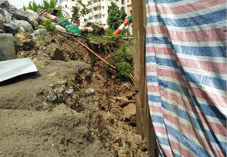 Đất tiếp tục bị lở xuống mương.