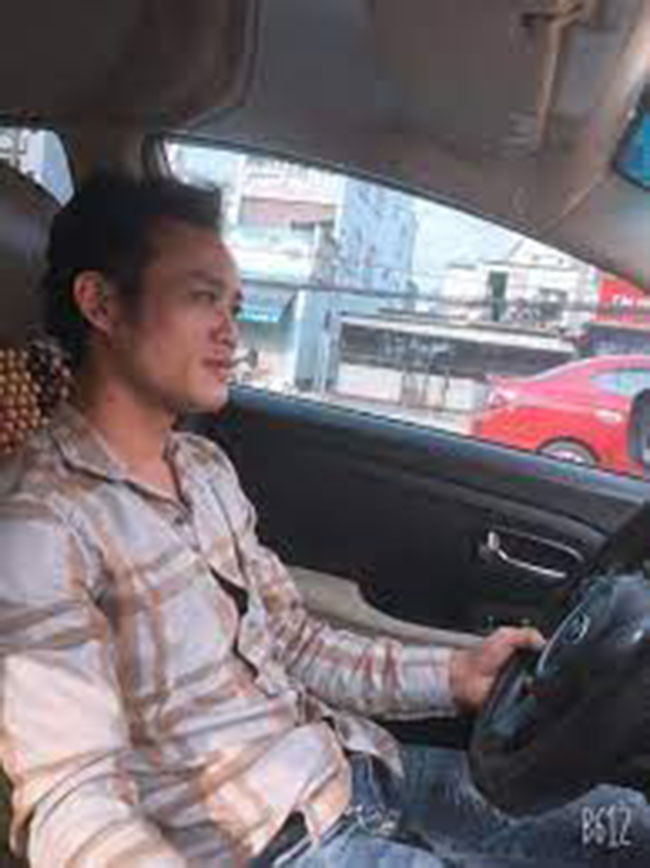 Anh Thanh cho biết anh là tài xế lái xe con chở chị mình đi đẻ trong đoạn video trên. Theo đó, khoảng 7h sáng 26/3, anh nhận được thông tin chị mình chuyển dạ. Anh Thanh chạy ôtô 7 chỗ đến nhà chị để chở lên TP.HCM. Khi đến đường Võ Văn Kiệt (vừa qua hầm Thủ Thiêm, Quận 1) thì chị sinh con ngay trên xe. 