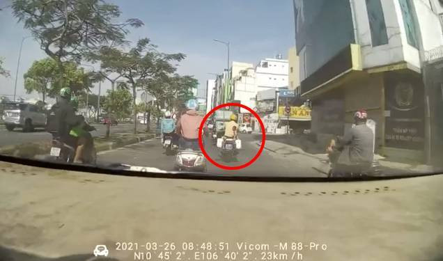 Theo đó, sáng 28/3, hai cán bộ đang tuần tra kiểm soát thì bất ngờ một thanh niên vẻ mặt hốt hoảng từ ôtô 7 chỗ chạy tới nói trên xe có chở chị đi sinh, nhưng đã đẻ ngay trên xe. Đại úy Hiếu và đại úy Quân liền lên xe mở còi hú, chạy mở đường cho xe chở sản phụ đến bệnh viện cấp cứu.