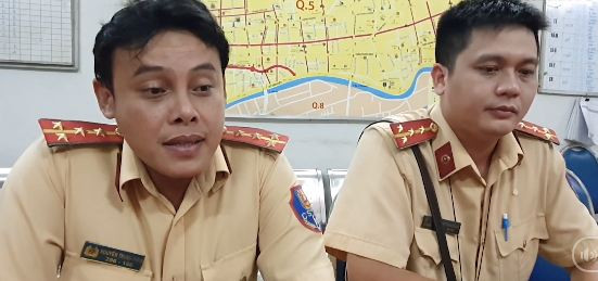 "Hai anh cảnh sát giao thông liền nói lên xe nhanh đi anh dẫn đi. Tôi mừng quá trời nhảy lên xe chạy theo hai anh liền" - anh Thanh nhớ lại. Sau đó, xe của anh cũng đến được Bệnh viện Đại học Y dược cơ sở 1 trên đường Hồng Bàng. Các y bác sĩ nhanh chóng đưa mẹ và con vào bệnh viện. 