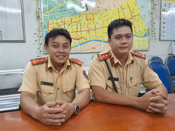 Chan dung 2 CSGT hu coi mo duong cho “ba bau” vo oi den vien