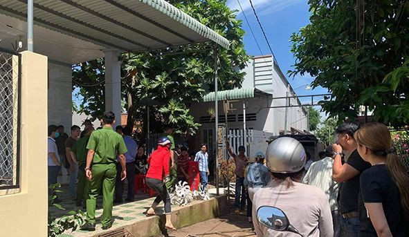  Phát hiện hai vợ chồng từ vong tại nhà riêng: Sáng 24/3, người dân phát hiện hai vợ chồng ông N.M.Q. (48 tuổi) và vợ là bà H.T.L. (47 tuổi) tử vong tại nhà riêng thuộc TP Long Khánh (Đồng Nai). Tại hiện trường, bà L. đã tử vong nằm giữa nền nhà trên người có nhiều vết đâm. Bên cạnh nhà, ông Q. cũng đã tử vong trong tư thế treo cổ. 