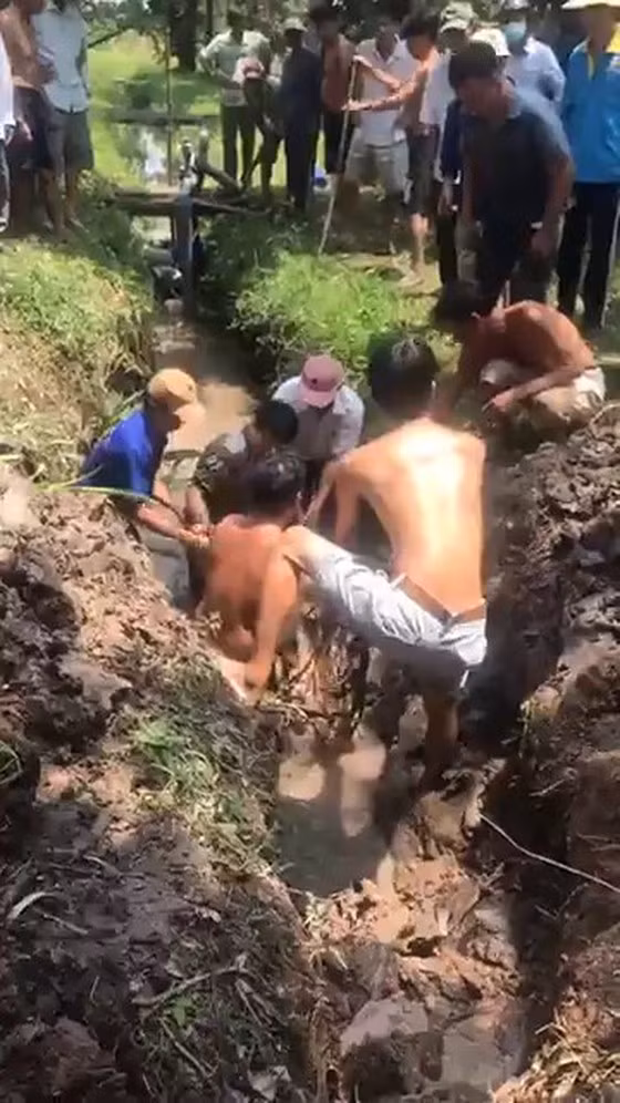  Người đàn ông chết trong ống thoát nước: Ngày 23/3, một nhà vườn trồng sầu riêng ở huyện Cai Lậy (Tiền Giang) thăm vườn thấy nước trong ống cống không chảy nên đến xem thì phát hiện ông Lê Văn Hùng (52 tuổi, ngụ cùng địa phương) đã tử vong. Ngày 24/3, chính quyền địa phương cho biết, có thể ông Hùng đã chui vào ống cống lúc nước triều dâng cao dẫn đến tử vong. 