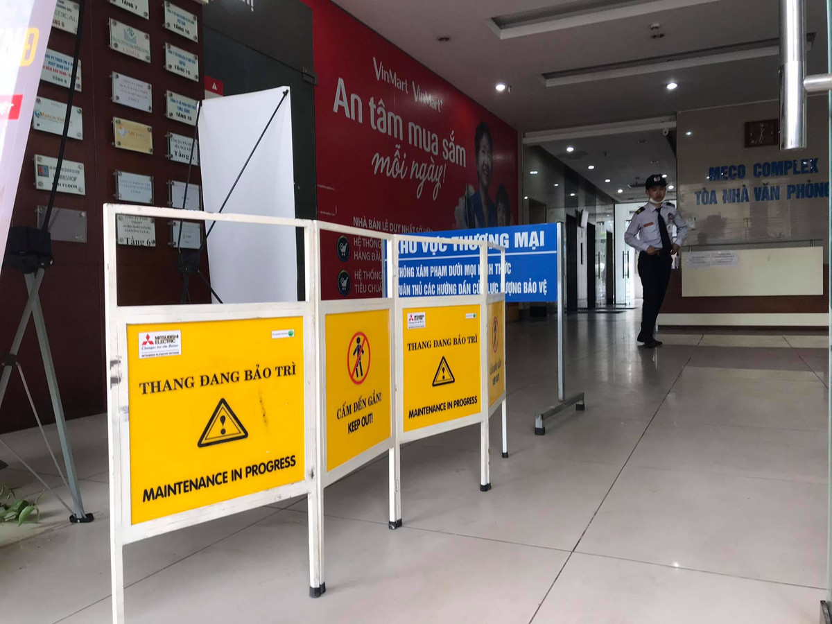 Sau khi sự cố xảy ra, cư dân liền lập tức gọi cấp cứu và đưa 2 người vào bệnh viện. Ông Nguyễn Duy Dũng (46 tuổi), Trưởng ban đại diện tòa HH1B, cho biết chủ đầu tư của dự án để 7 tầng đầu tiên cho thuê dịch vụ văn phòng, còn các tầng bên trên là chung cư nhà ở. 