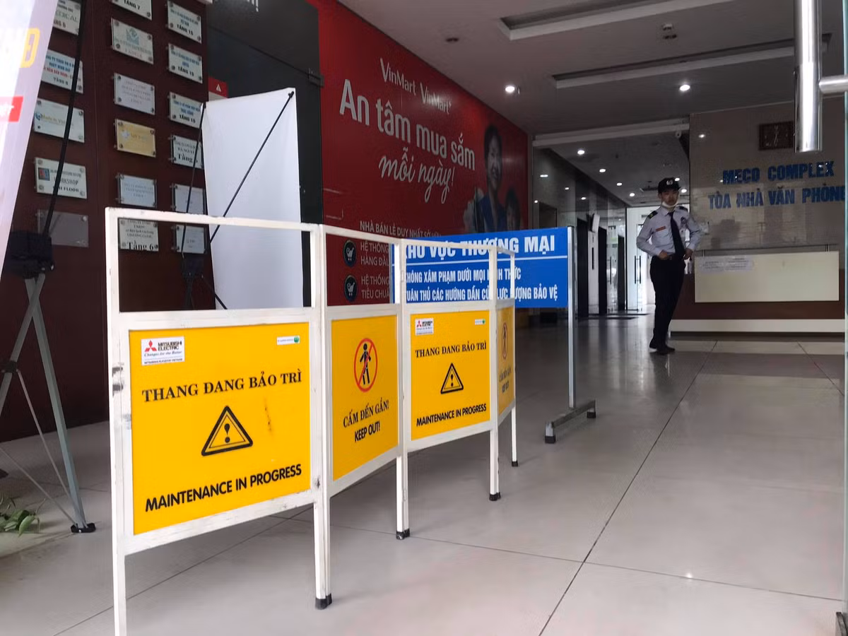 Sau khi sự cố xảy ra, cư dân liền lập tức gọi cấp cứu và đưa 2 người vào bệnh viện. Ông Nguyễn Duy Dũng (46 tuổi), Trưởng ban đại diện tòa HH1B, cho biết chủ đầu tư của dự án để 7 tầng đầu tiên cho thuê dịch vụ văn phòng, còn các tầng bên trên là chung cư nhà ở. 