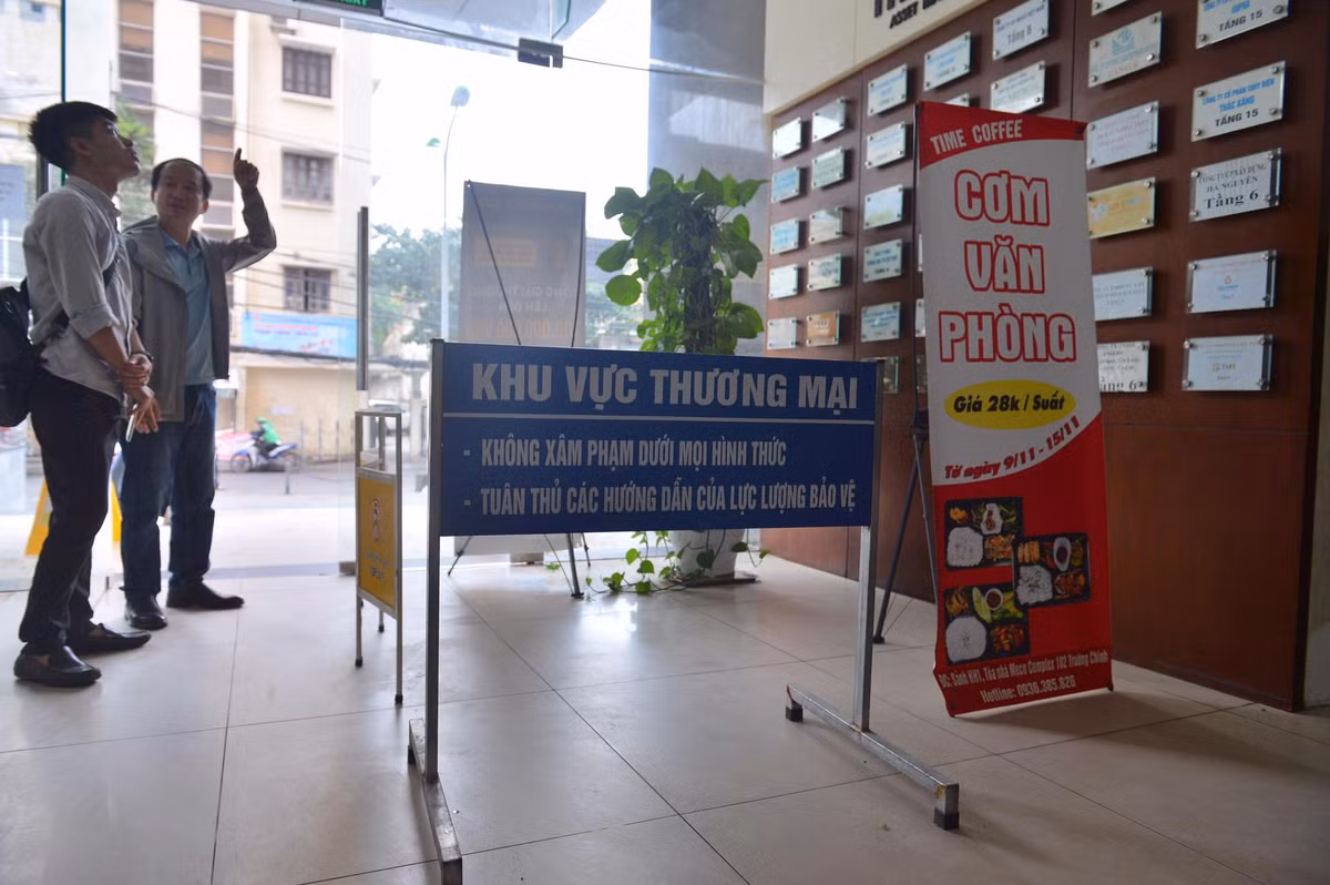 Nói về sự cố, Trưởng ban đại diện tòa HH1B cho biết thời điểm trên rất may có ít người ngồi, chơi ở sảnh. "Bình thường, giờ tan tầm, khu vực sảnh chung cư có nhiều người già ngồi chơi, nói chuyện, các cháu nhỏ cũng hay đùa chơi ở đây. Nếu sự cố xảy ra lúc đông người, thương vong có thể xảy ra nhiều hơn". 