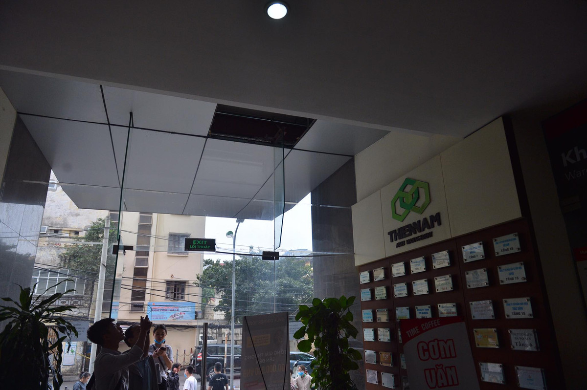 "Sự việc xảy ra rất nhanh, bất ngờ. Hai người rơi xuống đè lên 2 tấm nhôm của trần, mặt và đầu chảy máu. Họ chỉ kêu được vài tiếng rồi bất tỉnh" - ông Luật nói và cho biết cả hai nạn nhân là nhân viên của Công ty cổ phần bất động sản Suối Hai. Công ty này thuê văn phòng trụ sở ở tầng 2 tòa nhà HH1B.