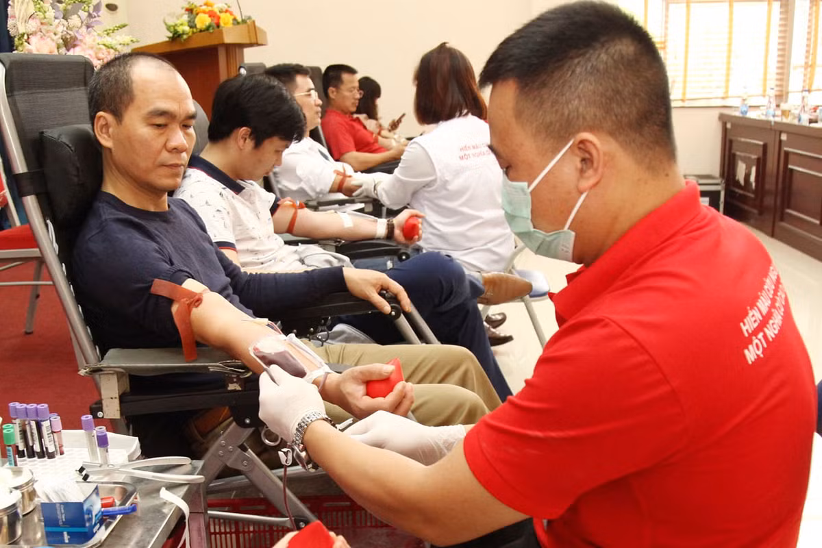 Chu tich Phan Xuan Dung phat dong ngay hoi Hien mau tinh nguyen “Giot hong hy vong“-Hinh-9