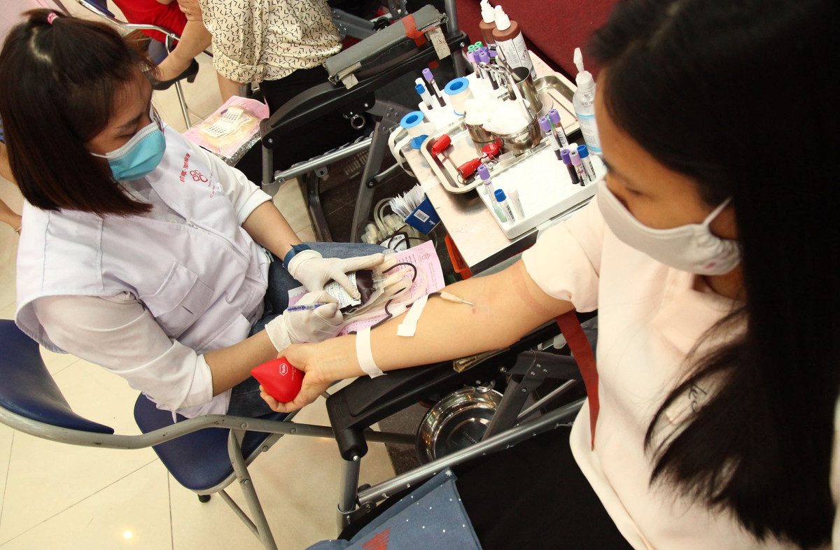 Chu tich Phan Xuan Dung phat dong ngay hoi Hien mau tinh nguyen “Giot hong hy vong“-Hinh-7