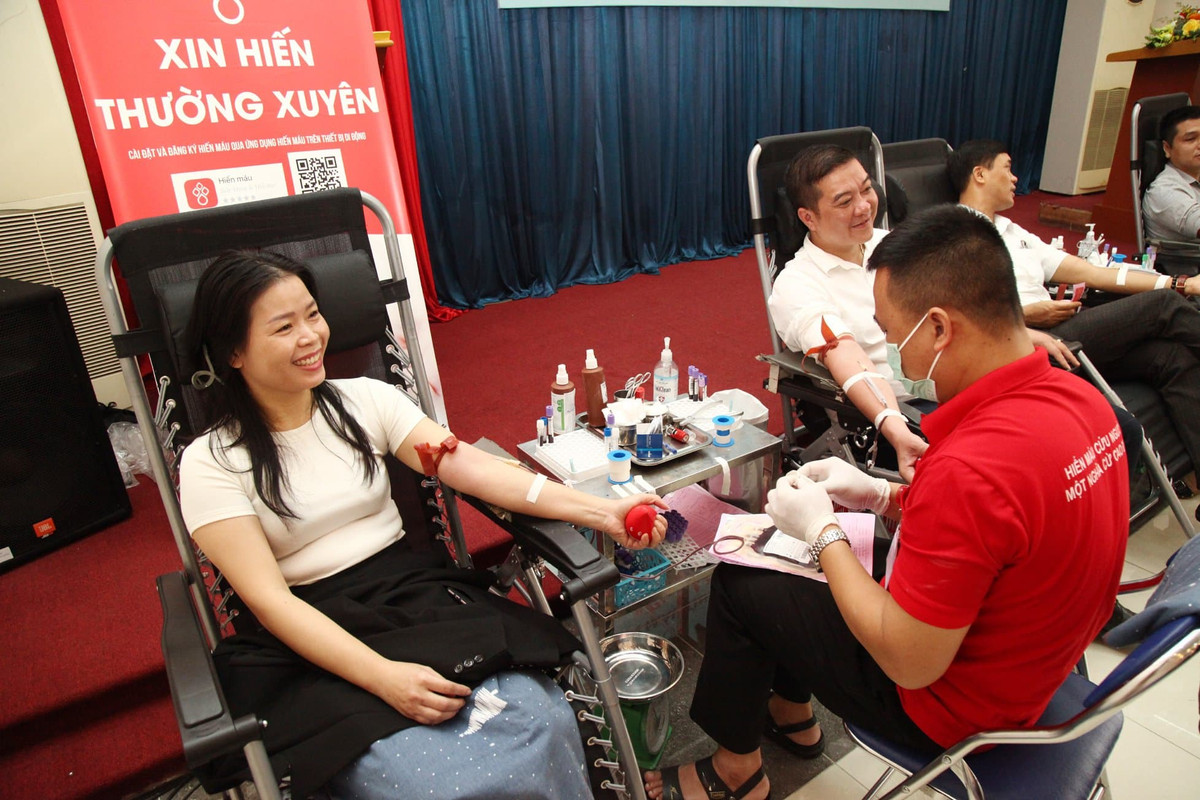 Chu tich Phan Xuan Dung phat dong ngay hoi Hien mau tinh nguyen “Giot hong hy vong“-Hinh-8