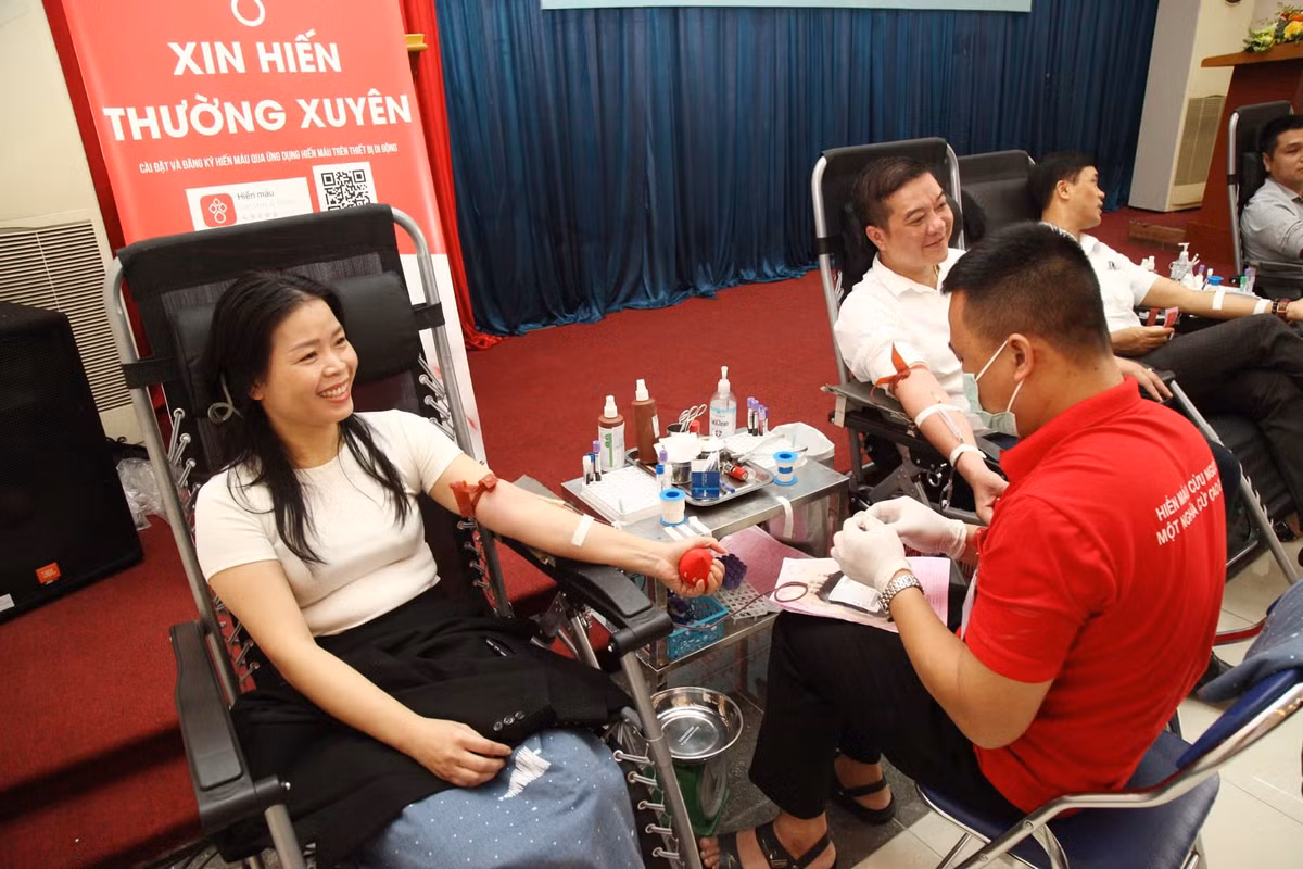 Chu tich Phan Xuan Dung phat dong ngay hoi Hien mau tinh nguyen “Giot hong hy vong“-Hinh-8