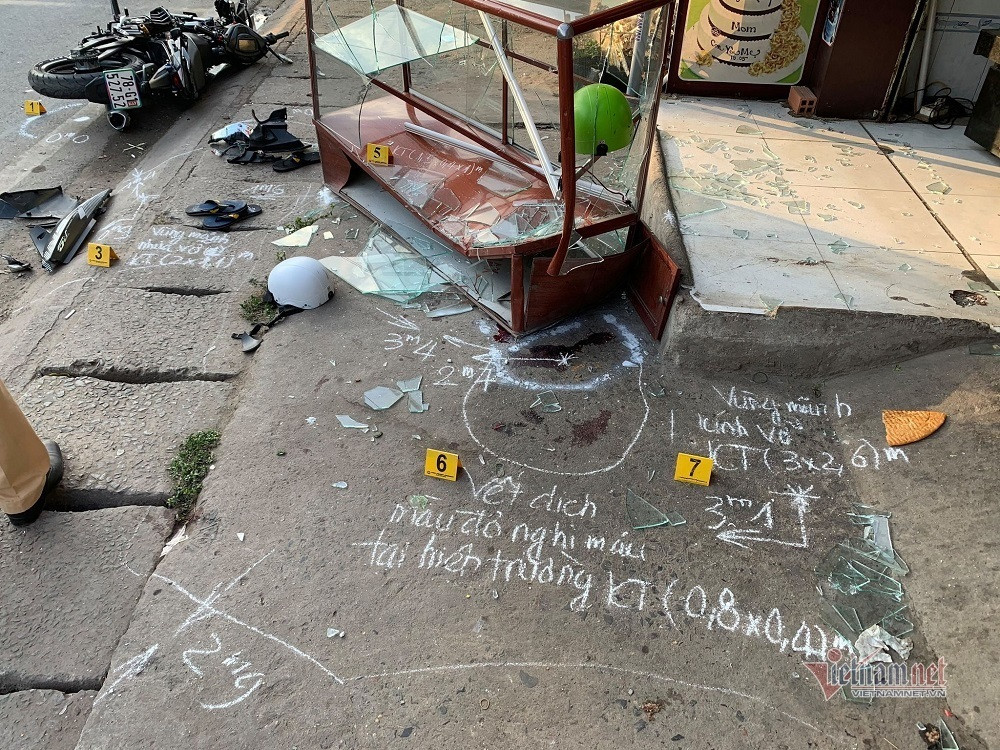  Xe ba gác tông xe máy chết người rồi bỏ trốn: Rạng sáng 28/3, anh Lê Phú Vinh đi xe máy chở Nguyễn Văn Hòa (cùng 20 tuổi, quê Phú Yên) chạy đến địa phận quận 12 (TP HCM) xảy ra va chạm với xe ba gác đi theo hướng ngược lại. Cú va chạm khiến 2 người ngồi xe máy bị thương, anh Vinh tử vong ở bệnh viện. Sau khi gây tai nạn, lái xe ba gác bỏ trốn.