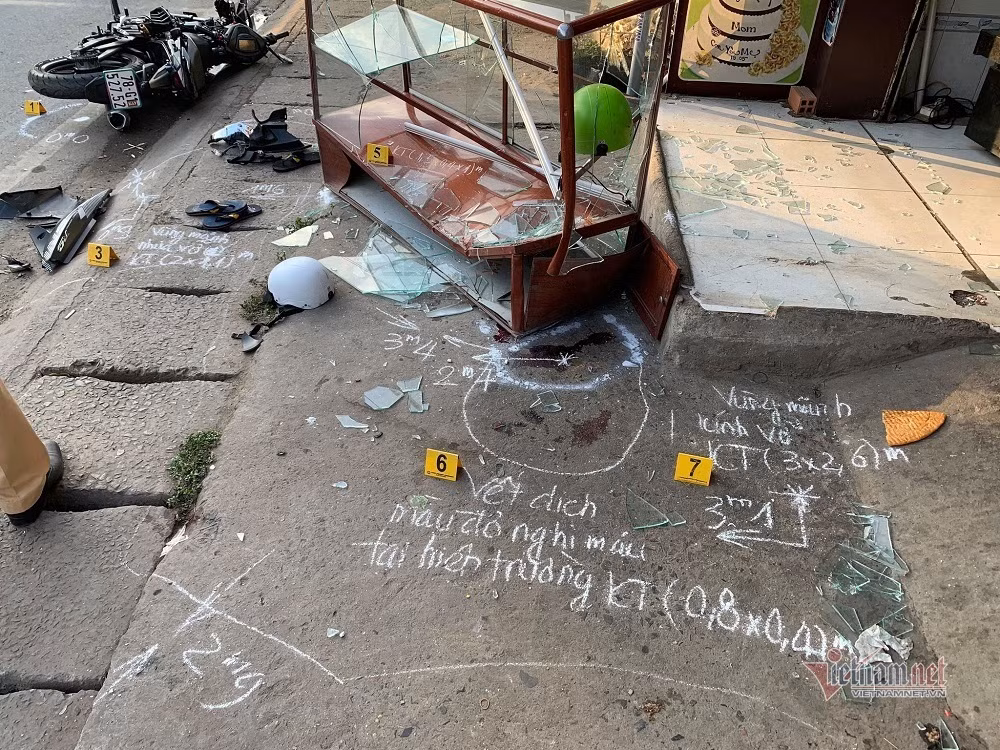  Xe ba gác tông xe máy chết người rồi bỏ trốn: Rạng sáng 28/3, anh Lê Phú Vinh đi xe máy chở Nguyễn Văn Hòa (cùng 20 tuổi, quê Phú Yên) chạy đến địa phận quận 12 (TP HCM) xảy ra va chạm với xe ba gác đi theo hướng ngược lại. Cú va chạm khiến 2 người ngồi xe máy bị thương, anh Vinh tử vong ở bệnh viện. Sau khi gây tai nạn, lái xe ba gác bỏ trốn.