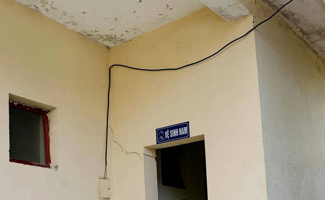  Huyện miền núi xin 1 tỷ đồng nâng cấp nhà vệ sinh: Huyện ủy Hương Sơn (Hà Tĩnh) vừa có tờ trình xin UBND tỉnh Hà Tĩnh, Sở Tài chính hỗ trợ kinh phí để sửa chữa, nâng cấp nhiều hạng mục; trong đó xin 1 tỷ đồng để sửa chữa, nâng cấp nhà vệ sinh. Nhiều ý kiến cho rằng việc chi 1 tỷ đồng sửa nhà vệ sinh là lãng phí. 