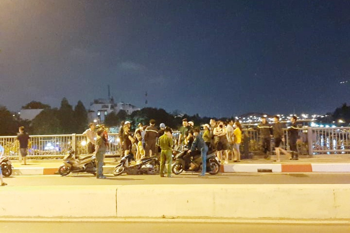  Cãi nhau với bạn gái nhảy cầu nhưng không chết: Tối 28/3, sau khi cãi nhau với bạn gái 1 thanh niên đã nhảy cầu Kinh Thanh Đa, quận Bình Thạnh, TP.HCM tự tử. Ngày 29/3, công an xác nhận thanh niên này không chết, đã tự bơi vào bờ rồi đi về nhà khiến lực lượng chức năng mất nhiều giờ lặn tìm kiếm.