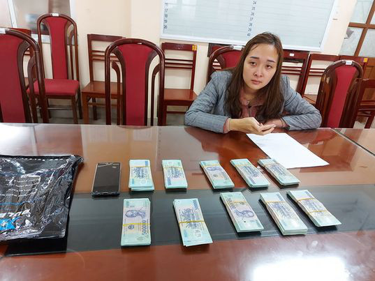  Cô gái lẻn vào ô tô trộm 500 triệu: Đỗ Thị Phương Thảo (26 tuổi, ở Thái Nguyên) yêu cầu bà H. chuẩn bị 700 triệu đồng để "chạy án" cho con trai. Khi bà mang tiền đến nơi đã hẹn, Thảo lừa mẹ con bà H. để lẻn vào xe ô tô lấy trộm 500 triệu đồng rồi tẩu thoát. Qua quá trình báo của bà H. bị mất trộm, ngày 29/3, Công an TP Thái Nguyên đã tạm giữ Thảo để điều tra.