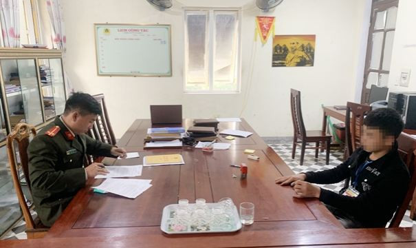  Xử phạt thanh niên xúc phạm danh dự công an trên Facebook: Ngày 26/3, Công an Hà Tĩnh đã ra quyết định xử phạt 2,5 triệu đồng đối với L.Q.Đ (SN 2003, trú tại xã Cẩm Thịnh, huyện Cẩm Xuyên) về hành vi đưa thông tin sai sự thật, xuyên tạc, xúc phạm danh dự, nhân phẩm tổ chức. Đ. đã xúc phạm CSGT vì vi phạm trật tự an toàn giao thông đường bộ. 