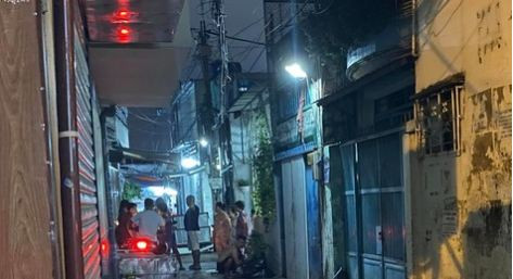  Cháu họ đâm cậu tử vong vì can ngăn mâu thuẫn gia đình: Ngày 26/3, Công an TP HCM cho biết đang điều tra vụ Giang Thanh Trí (19 tuổi, ngụ quận 8) và gia đình mâu thuẫn nên anh Nguyễn Trung Hiếu (27 tuổi chú rể Trí) vào can ngăn, dùng tay đánh vào mặt Trí nên bị đối tượng dùng dao đâm tử vong xảy ra vào chiều 25/3.