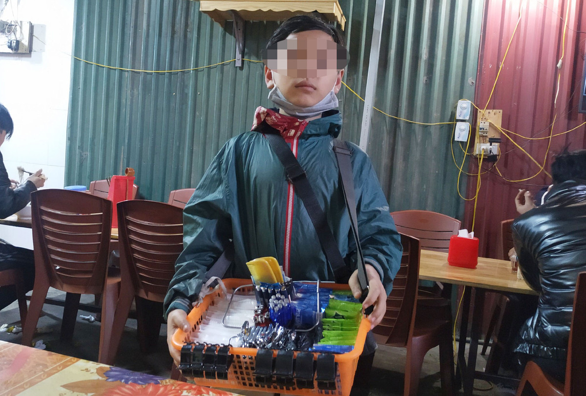 Tại các quán cà phê, hay các quán nhậu… khi khách đang mải nói chuyện, hoặc tập trung vào việc riêng thì cũng bị giật mình bởi một giỏ hàng đập ngay trước mắt. Điều đáng nói người bán hàng rong chỉ là những cháu bé khoảng 5 - 7 tuổi. 