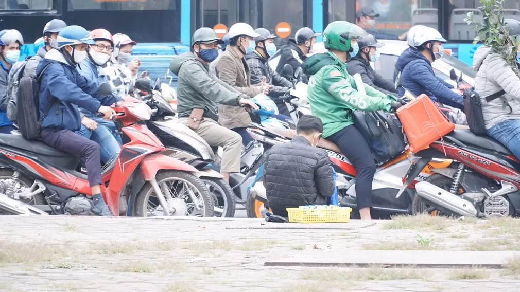 Nhiều người thấy thương tình đã mua ủng hộ, thậm chí có người không cần mua hàng rút ra vài đồng tiền lẻ để vào giỏ hàng cho cháu bé. 