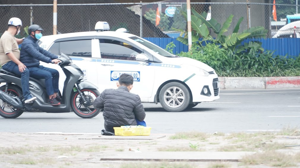 “Doi lot” hang rong, “biet doi” an xin nhi cheo keo khach o Ha Noi-Hinh-2
