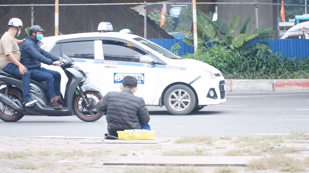 “Doi lot” hang rong, “biet doi” an xin nhi cheo keo khach o Ha Noi-Hinh-2