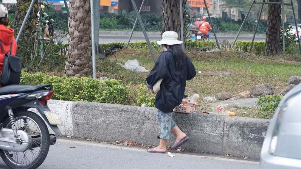 Anh Hùng - người đi đường, cho biết: "Tôi thường xuyên đi lại tuyến đường này, gần như ngày nào cũng bắt gặp cảnh tượng này, có lần tôi dừng xe lại tò mò hỏi cháu bé vài câu, nhưng không nhận được câu trả lời, thậm chí một người đàn ông không biết từ đâu đi xe máy tới dọa nạt: