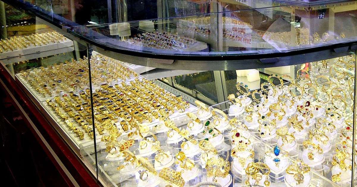  Chủ tiệm vàng trình báo mất trộm 22 lượng vàng: Theo trình báo của chủ tiệm vàng Trần Mãnh (ở huyện Cái Bè, Tiền Giang), sáng 24/3 người này tỉnh dậy thì thấy cửa bị bẻ khóa, 22 lượng vàng đã “không cánh mà bay”. Tổng giá trị tài sản mà chủ tiệm vàng trình báo bị mất trộm gần 1 tỷ đồng. 