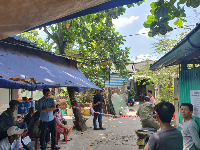  Cháy ngôi nhà trong hẻm nhỏ, 3 người trong gia đình tử vong: Rạng sáng 25/3, tại một ngôi nhà thuộc quận 8 (TP HCM) đã xảy ra cháy. Khi lực lượng chức năng vào trong kiểm tra thì phát hiện 3 người trong gia đình (hai vợ chồng ngoài 30 tuổi và bé gái hơn 2 tuổi) tử vong bên trong. 