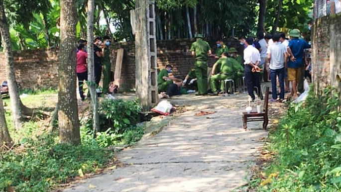  Dùng rựa chém trưởng thôn tử vong rồi treo cổ tự tử: Ngày 25/3, Công an huyện Quảng Trạch, tỉnh Quảng Bình cho biết, do mâu thuẫn cá nhân, ông Trịnh Công Phương (55 tuổi, ở Quảng Trạch) đã dùng rựa chém chết ông Đàm Xuân Diện (63 tuổi trú cùng địa phương hiện đang là trưởng thôn) rồi chạy về nhà treo cổ tự tử. 