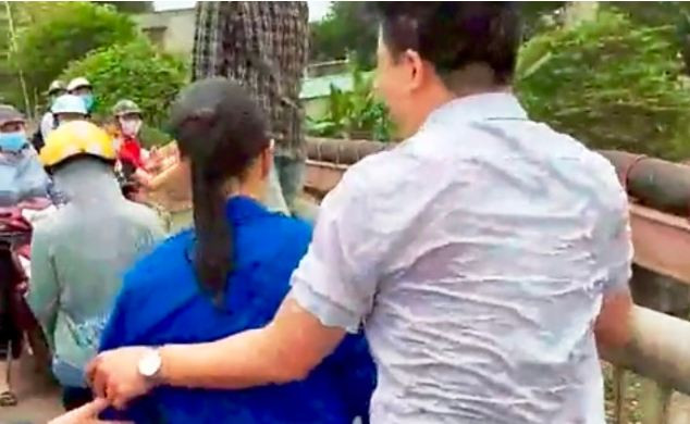 Tai xe taxi lieu minh nhay xuong song cuu co gai tre