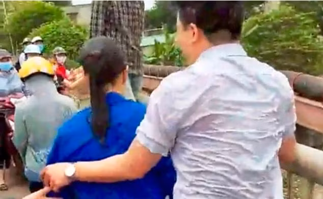 Tai xe taxi lieu minh nhay xuong song cuu co gai tre