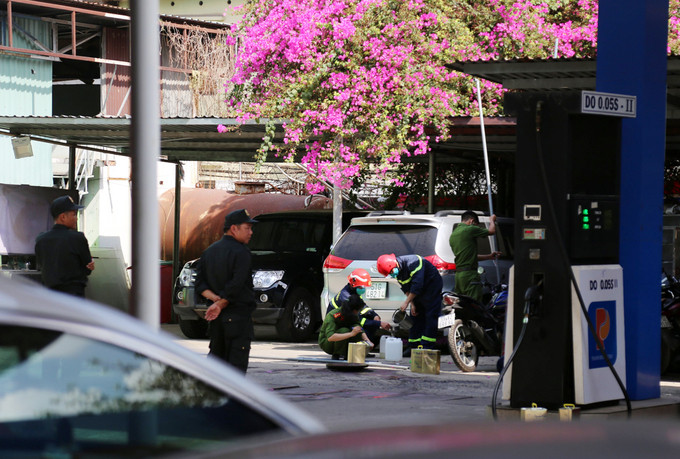 Rất đông lực lượng thuộc Bộ Công an, Công an tỉnh Đồng Nai, Công an quận Gò Vấp, TPHCM vẫn đang chốt chặn, phong tỏa khu vực xung quanh cây xăng để làm việc. Bên trong văn phòng của cây xăng, lực lượng cảnh sát mặc sắc phục cùng cảnh sát PCCC kiểm tra làm việc tại văn phòng bên ngoài có đề chữ Công ty Cổ phần thương mại và dịch vụ Cần Giờ. (Ảnh: Vnexpress)