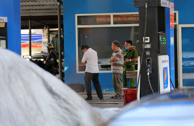 Trước đó, đêm 6/2, Công an Đồng Nai đã chủ trì phối hợp với Cục Cảnh sát Hình sự Bộ Công an triển khai 14 tổ công tác, huy động trên 500 cán bộ chiến sỹ đồng loạt khám xét khẩn cấp các địa điểm kho chứa, cây xăng, trụ sở làm việc và nơi ở của các đối tượng tại Đồng Nai, Cần Thơ, Vĩnh Long, Long An, Vũng Tàu và TP Hồ Chí Minh. (Ảnh: Vnexpress)