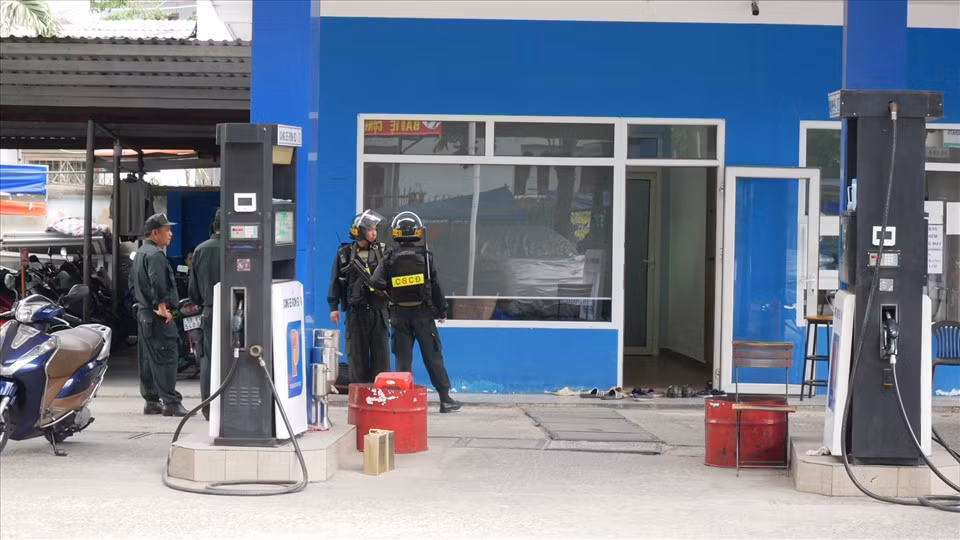 Lực lượng chức năng đã thu giữ 2 tàu biển có tải trọng 1.500 tấn, 5 xà lan có tải trọng từ 400 đến 1.000 tấn, 6 xe bồn, 2.680.000 lít xăng, thùng hóa chất để tạo màu, trên 100 tỉ đồng tiền mặt, gần 50 quyển sổ đỏ, 12 thùng tài liệu hồ sơ, sổ sách và các tang vật liên quan đến hoạt động của đường dây tội phạm này. (Ảnh: Lao Động).