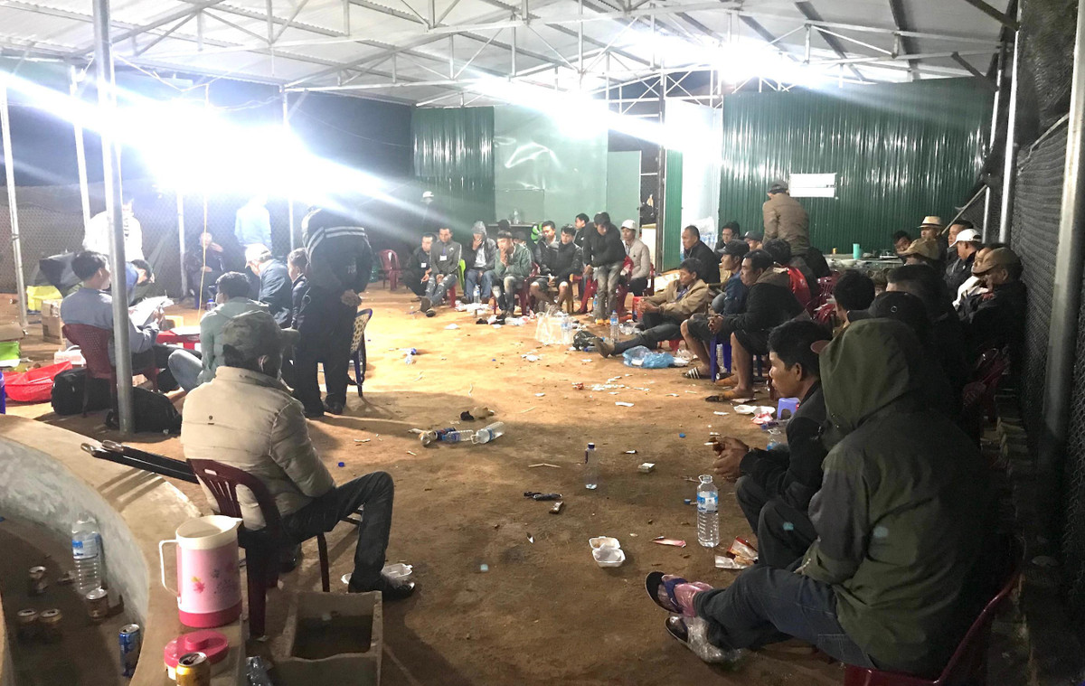  Đột kích sới gà được canh phòng cẩn mật, bắt 36 đối tượng: Ngày 27/3, Công an tỉnh Gia Lai cho biết, đang mở rộng điều tra tụ điểm cờ bạc dưới hình thức đá gà tại huyện Chư Prông. Tại hiện trường, Công an đã bắt 36 đối tượng, tạm giữ 20 con gà đá (gà chọi), 20 chiếc xe máy và 16 ô tô. Ngoài ra, công an thu giữ trên sới gà và trên người các đối tượng hơn 200 triệu đồng... 