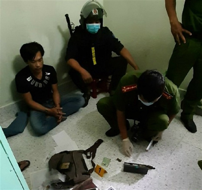  Bắt nóng băng nhóm xã hội đen "máu mặt": Ngày 23/3, Công an tỉnh Tiền Giang đã huy động lực lượng triệt phá chuyên án đấu tranh với các đối tượng có hành vi cho vay lãi nặng, đòi nợ thuê, mua bán tàng trữ trái phép chất ma tuý, cố ý gây thương tích... băng nhóm tội phạm này do Ngô Thị Kim Cương cùng chồng là Trần Minh Sơn và đối tượng tên Nguyễn Đức Thành cầm đầu.