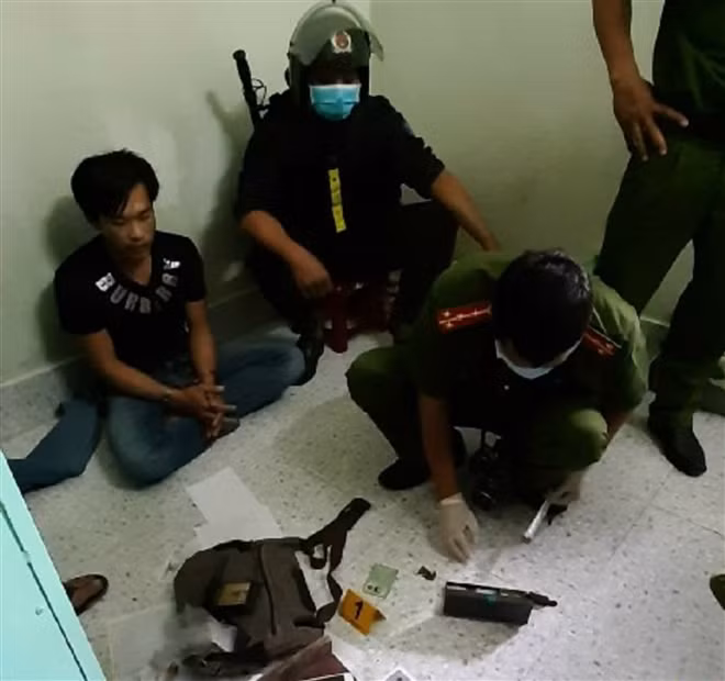  Bắt nóng băng nhóm xã hội đen "máu mặt": Ngày 23/3, Công an tỉnh Tiền Giang đã huy động lực lượng triệt phá chuyên án đấu tranh với các đối tượng có hành vi cho vay lãi nặng, đòi nợ thuê, mua bán tàng trữ trái phép chất ma tuý, cố ý gây thương tích... băng nhóm tội phạm này do Ngô Thị Kim Cương cùng chồng là Trần Minh Sơn và đối tượng tên Nguyễn Đức Thành cầm đầu.