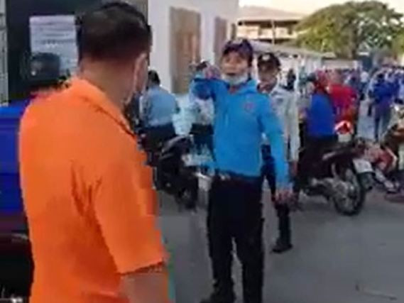  Bảo vệ công ty ở Bình Dương dùng gậy đánh công nhân dã man: Sáng 23/3, nam công nhân đến làm việc tại Công ty G.L.R đóng trên địa bàn thị xã Tân Uyên thì xảy ra mâu thuẫn với bộ phận bảo vệ công ty. Một bảo vệ công ty đã dùng gậy đánh liên tiếp vào đầu nam công nhân khiến nạn nhân chảy máu đầu ướt hết mặt và quần áo. Hiện cơ quan Công an đang điều tra, làm rõ. 