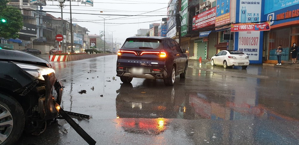 Video: Xe VinFast va cham voi Kia Sedona den muc gay truc banh truoc-Hinh-2