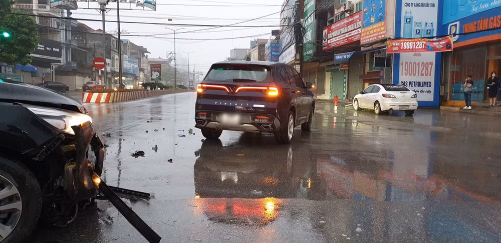 Video: Xe VinFast va cham voi Kia Sedona den muc gay truc banh truoc-Hinh-2