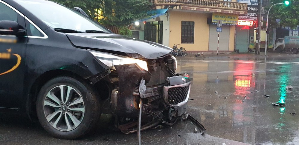 Video: Xe VinFast va cham voi Kia Sedona den muc gay truc banh truoc-Hinh-3